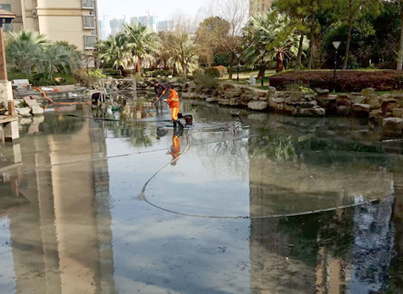 乌兰浩特景观池淤泥清理